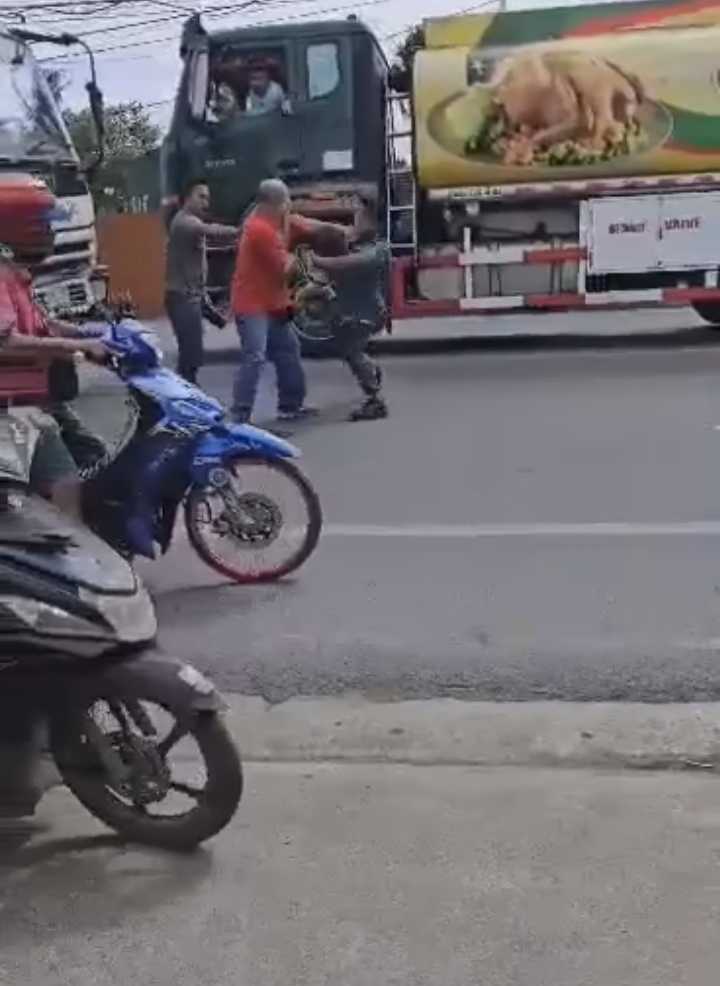 Road rage in Mandaue. Two drivers are seen squaring off at the middle of the road in Barangay Tabok, Mandaue City in this screengrab footage of this fight on January 23. | Contributed photo via Paul Lauro