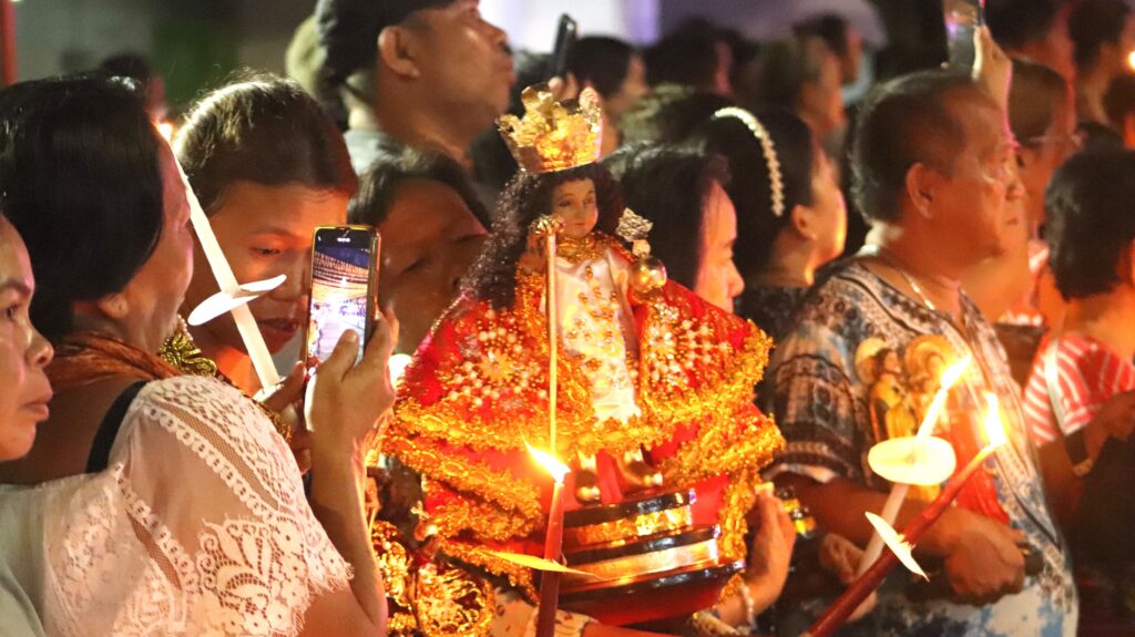 Walk with Jesus: Hundreds of devotees who joined the procession, bring their images of the Holy Child this morning, January 11. | Christian Dave Cuizon