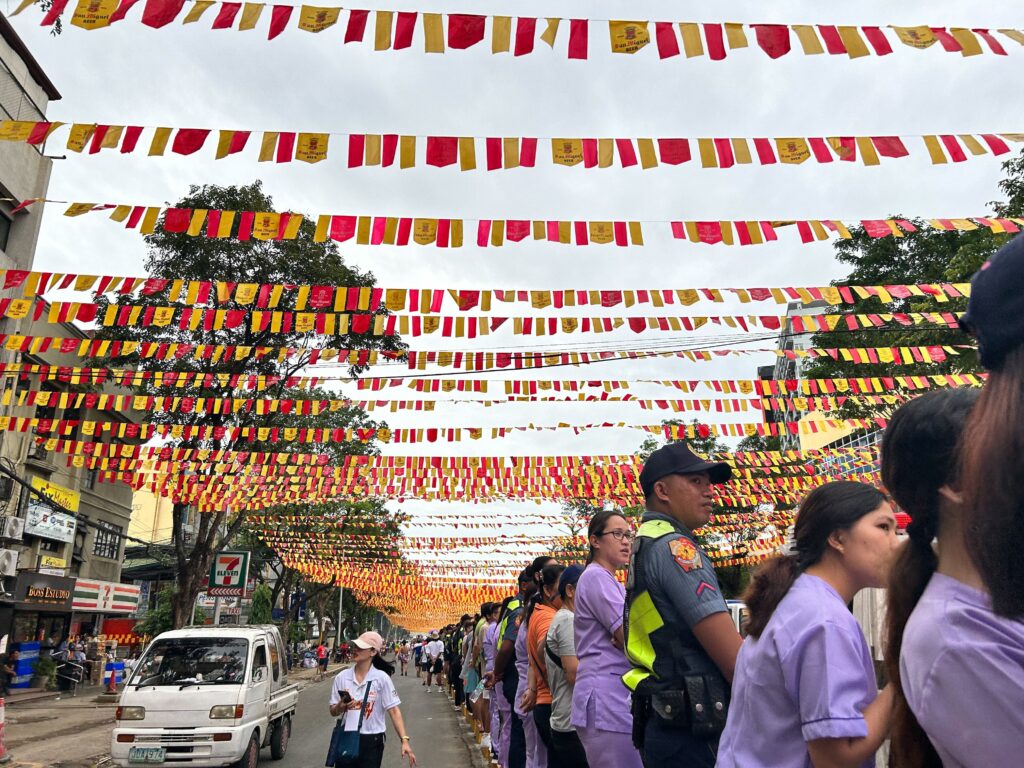 Policemen and spectators along Osmeña Boulevard in Cebu City 