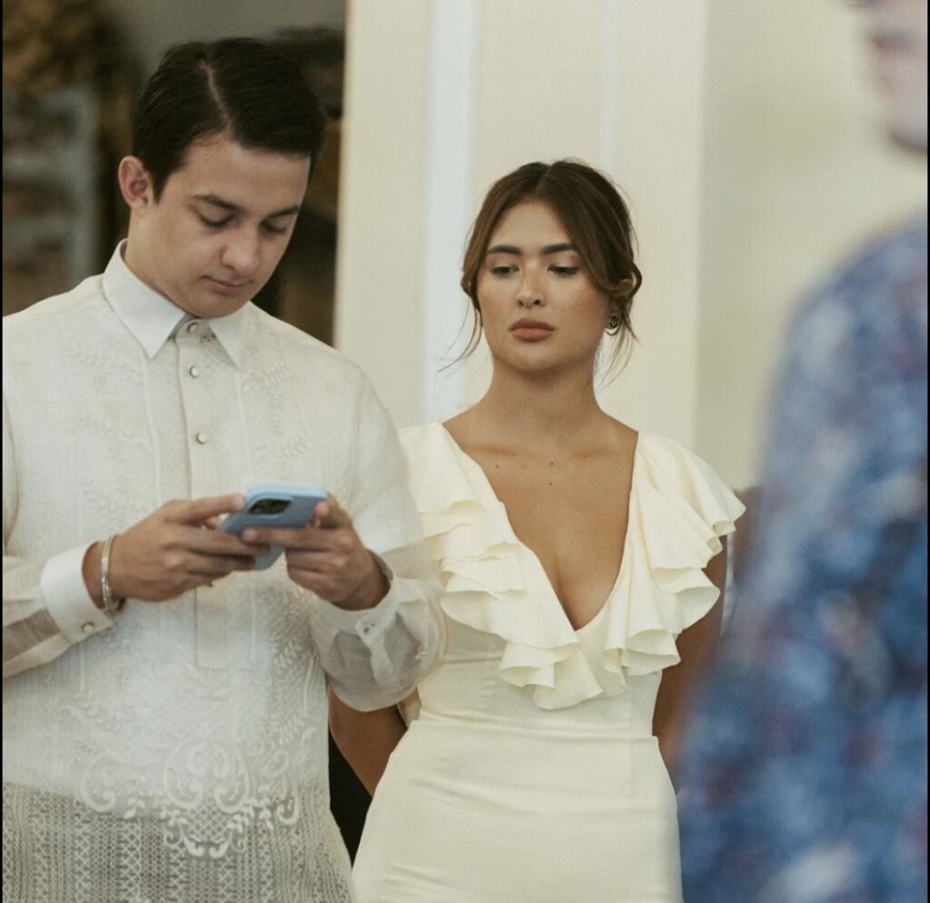 Sofia Andres: Her peeping photo of boyfriend's cellphone trends 