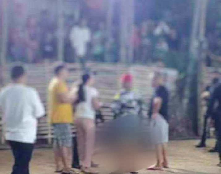 Talisay shooting: Man playing volleyball killed by 2 unidentified gunmen. In photo are emergency responders, bystanders and police at the crime scene where a man was shot dead by unidentified assailants at past 6 p.m. on Sunday, January 28. | Contributed photo via Paul Lauro
