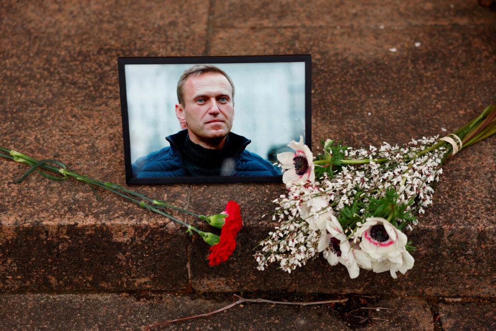 NAVALNY DEATH. A person holds flowers and a portrait of Russian opposition leader Alexei Navalny at the monument to the victims of political repressions following Navalny's death, in Saint Petersburg, Russia February 16, 2024. REUTERS/Stringer