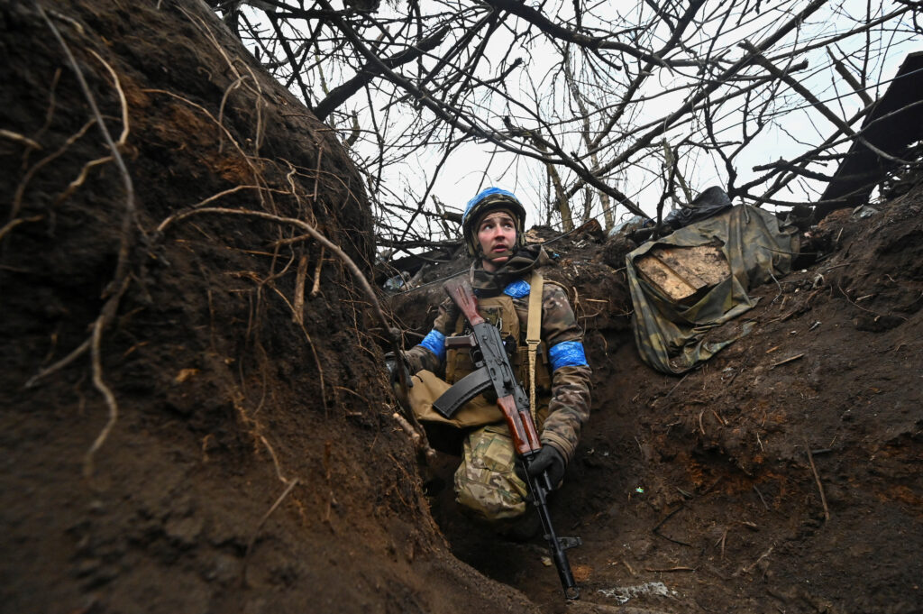 Ukraine. A Ukrainian serviceman of the 65th Mechanised Brigade of the Ukrainian Armed Forces looks on from a trench at a position near the front line village of Robotyne, in Zaporizhzhia region, Ukraine, February 21, 2024. REUTERS/Stringer