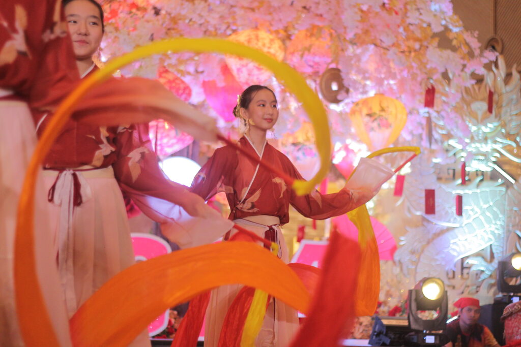 A Ribbon Performance entertains the thick crowd at NUSTAR Resort Cebu