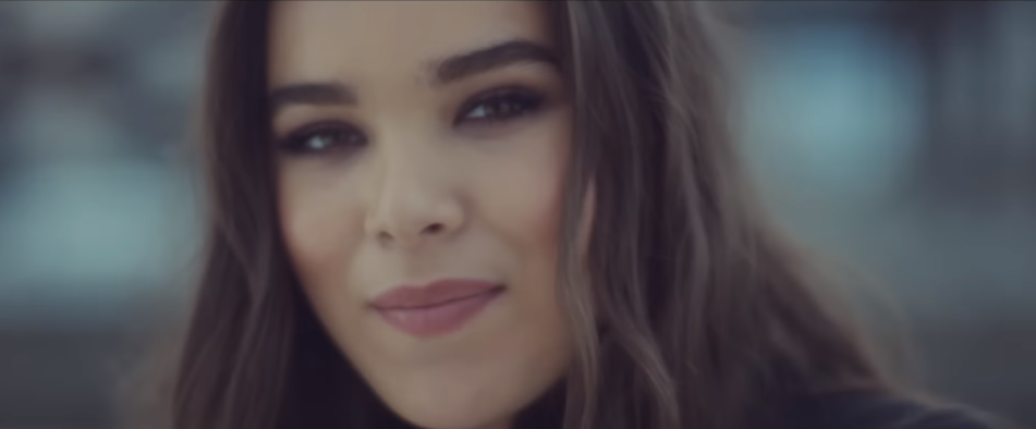 The official music video of ‘Love Myself’ by Hailee Steinfeld (Captured from YouTube)