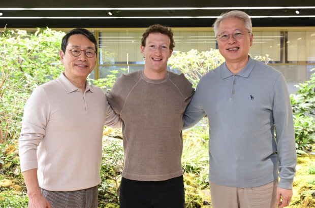 Mark Zuckerberg with the chiefs of LG and Samsung