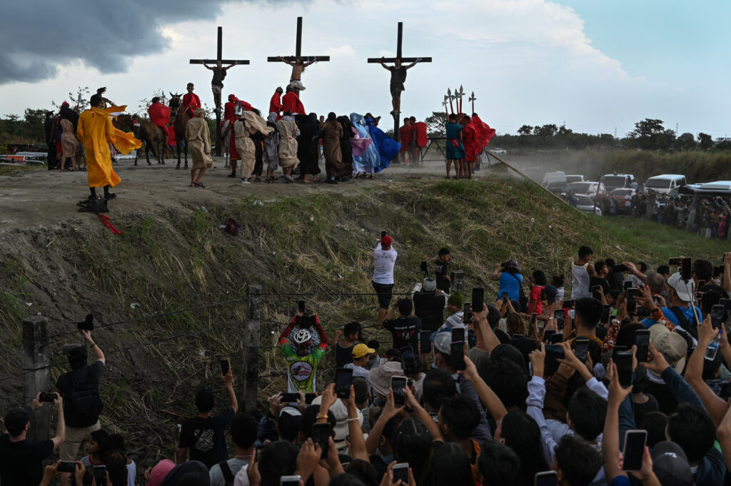 Crucifixions and whippings in the Philippines on Good Friday. People watch the re-enactment of the crucifixion of Jesus Christ on Good Friday in San Fernando, Pampanga province on March 29, 2024. (Photo by JAM STA ROSA / AFP)