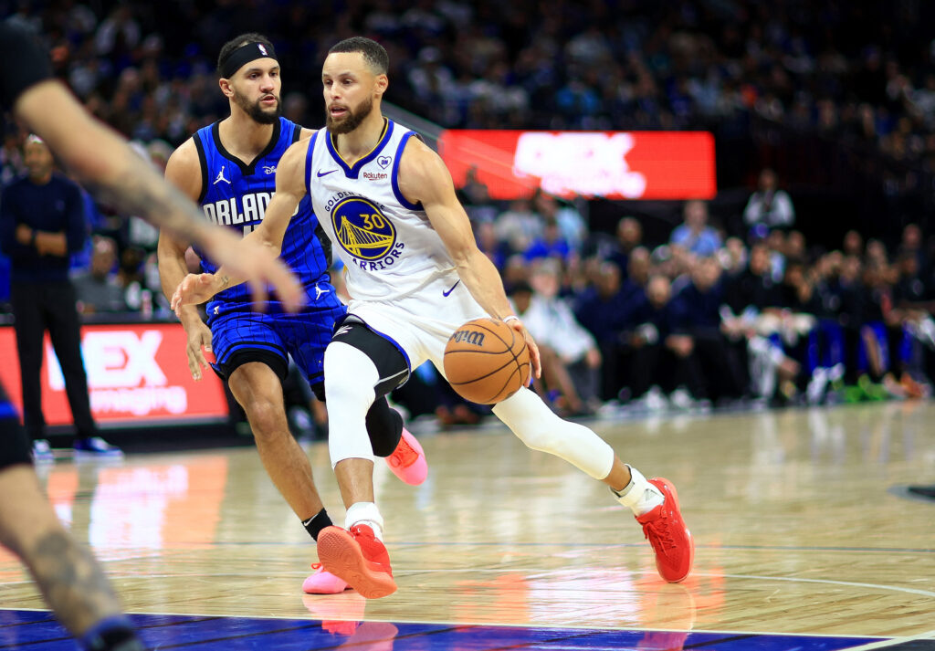 NBA: Warriors win despite Green ejection . Stephen Curry #30 of the Golden State Warriors drives to the basket during a game against the Orlando Magic at Kia Center on March 27, 2024 in Orlando, Florida. | Getty Images via AFP