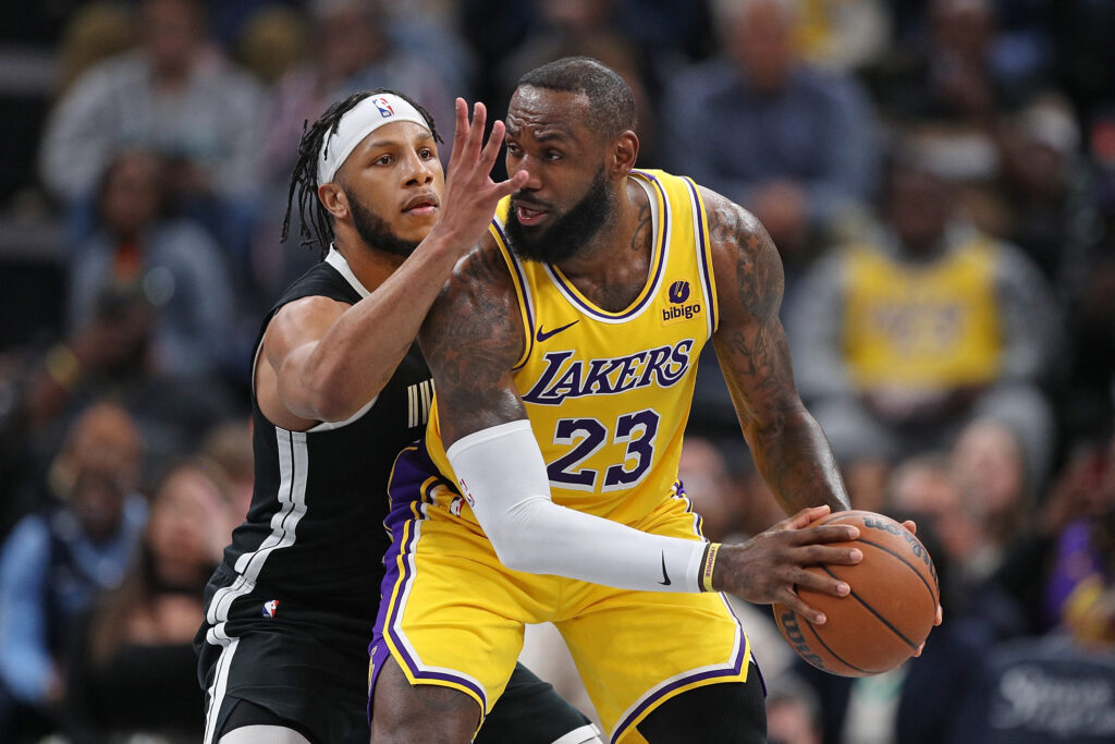 NBA: James triple-double pulls Lakers past Grizzlies. In photo, Lamar Stevens #24 of the Memphis Grizzlies guards LeBron James #23 of the Los Angeles Lakers during the second half at FedExForum on March 27, 2024 in Memphis, Tennessee.  | Getty Images via AFP