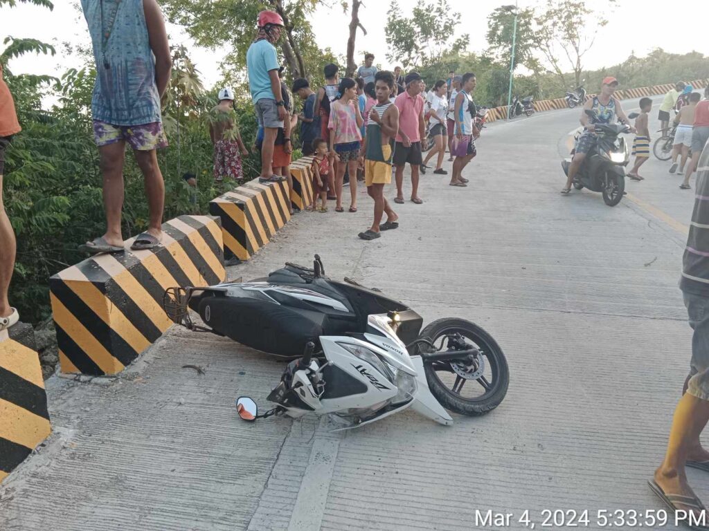 A retired seaman died while his wife has left injured after the motorcycle he drove crashed into a concrete barrier in Alcoy town in southern Cebu on Monday, March 4. | Contributed photo via Paul Lauro