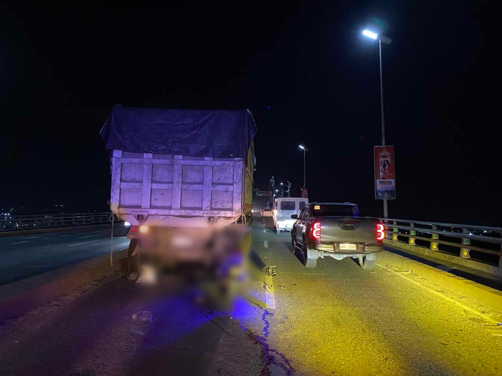 Lapu-Lapu accident: Rider dies after his motorcycle slams into parked truck. A motorcycle rider died after he crashed into the back of truck that conked out and was parked at the Marcelo Fernan Bridge. | Contributed photo