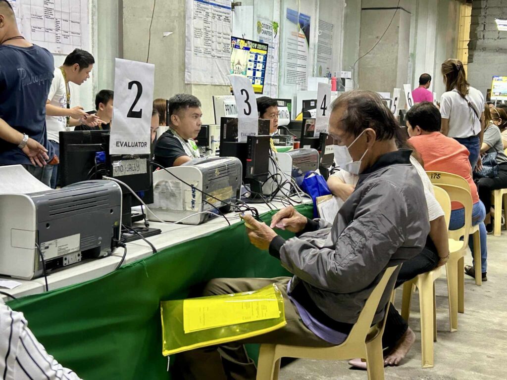 Cebu City taxpayers can now avail online services. Cebu City taxpayers from the North District gathered at Robinsons Galleria on January 4, as business permit processing and renewal commenced. | CDN File Photo