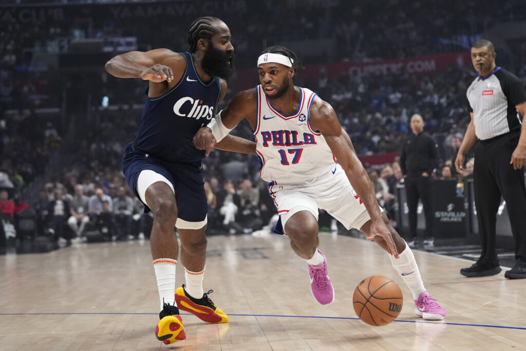 NBA: Clippers, Harden fall to 76ers. In photo is Philadelphia 76ers guard Buddy Hield (17) driving past Los Angeles Clippers guard James Harden during the first half of an NBA basketball game, Sunday, March 24, 2024, in Los Angeles. (AP Photo/Jae C. Hong)