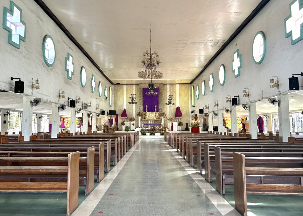 Visita Iglesia 2024: San Isidro Labrador Parish Holy Week 2024. This is what the inside of the San Isidro Labrador Parish looks like. | Emmariel Ares