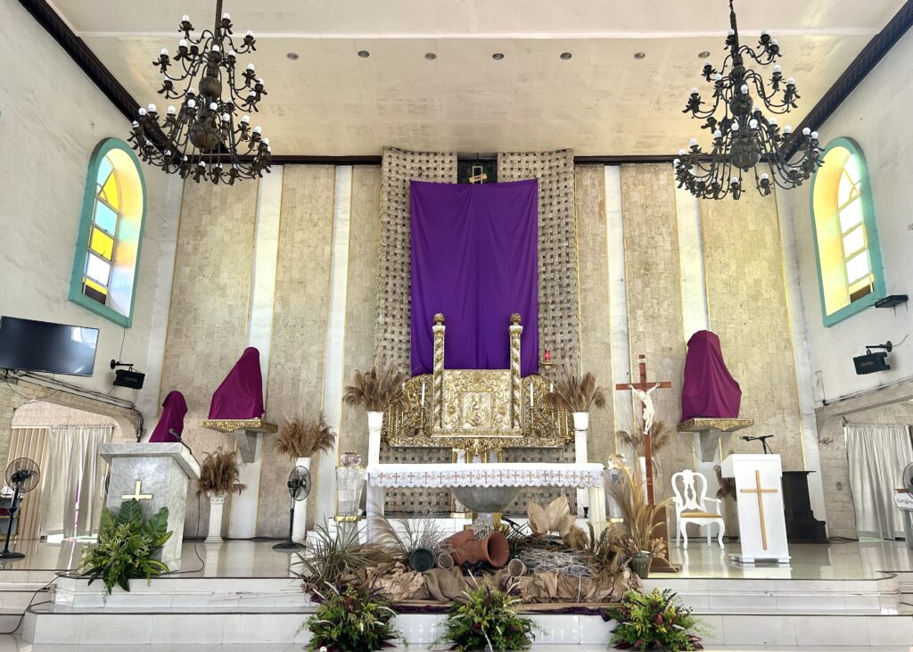This is the altar of the San Isidro Labrador Parish. | Emmariel Ares