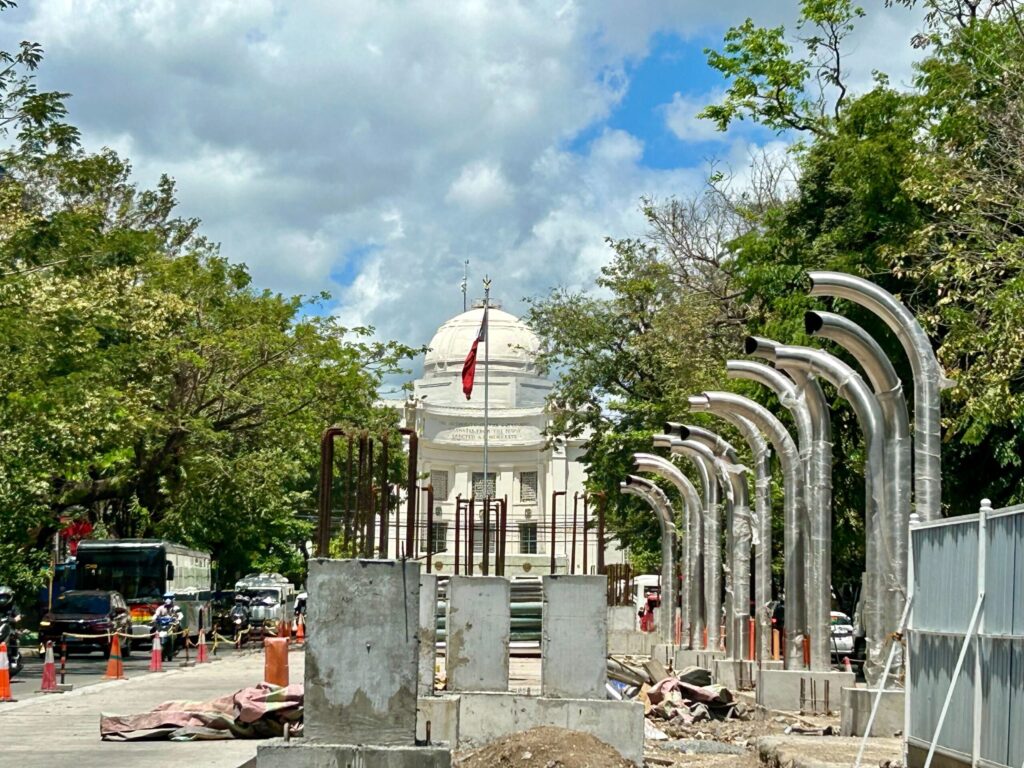 NCCA joins fray, tells Dep’t of Transportation to stop BRT works. In photo is a file photo of the BRT works along Fuente Osmeña in Cebu City. 