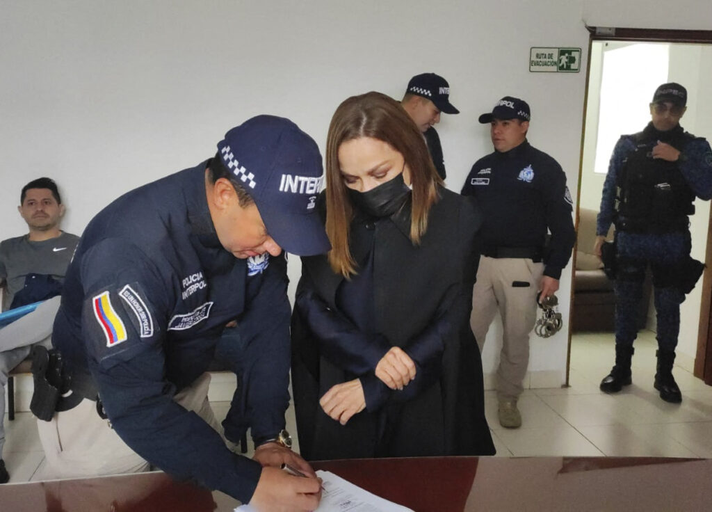Celebrity handbag designer gets 18 months in jail for smuggling crocodile handbags from Colombia to US. This handout picture released by the Colombian Migration's press office shows Colombian fashion designer Nancy Gonzalez (C) being extradited at El Dorado International Airport in Bogota on August 30, 2023. AFP PHOTO / COLOMBIAN MIGRATION OFFICE