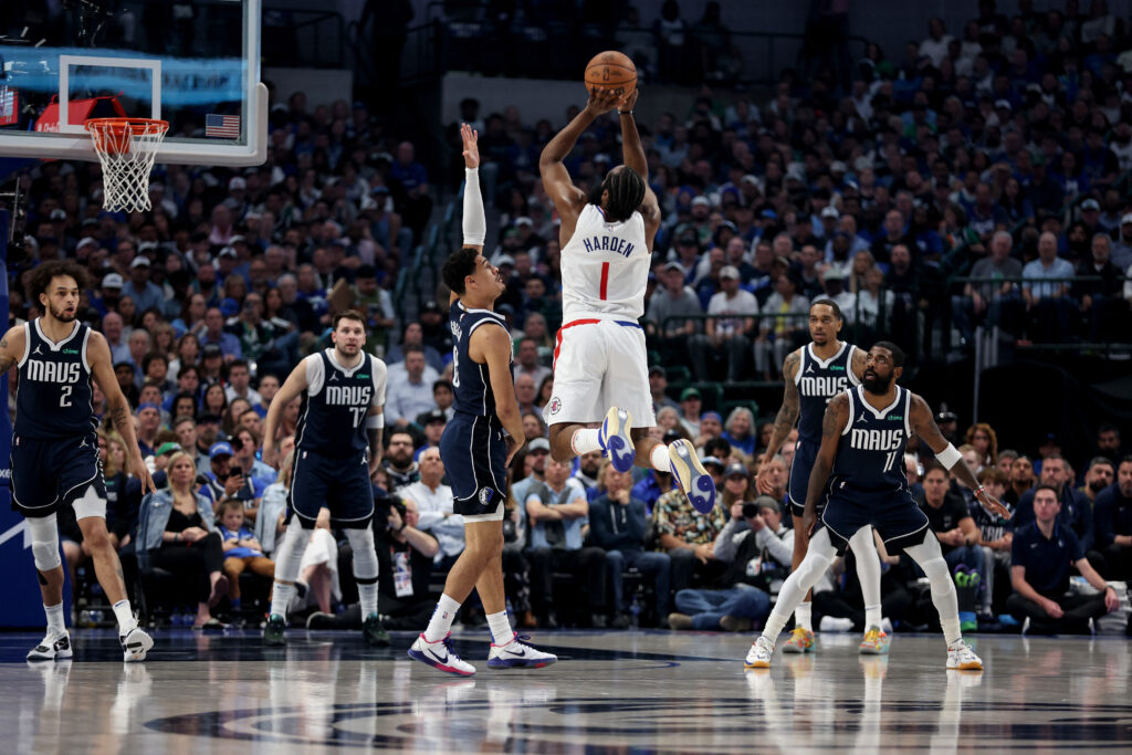NBA: Clippers hang on to beat Mavs after blowing 31-point lead