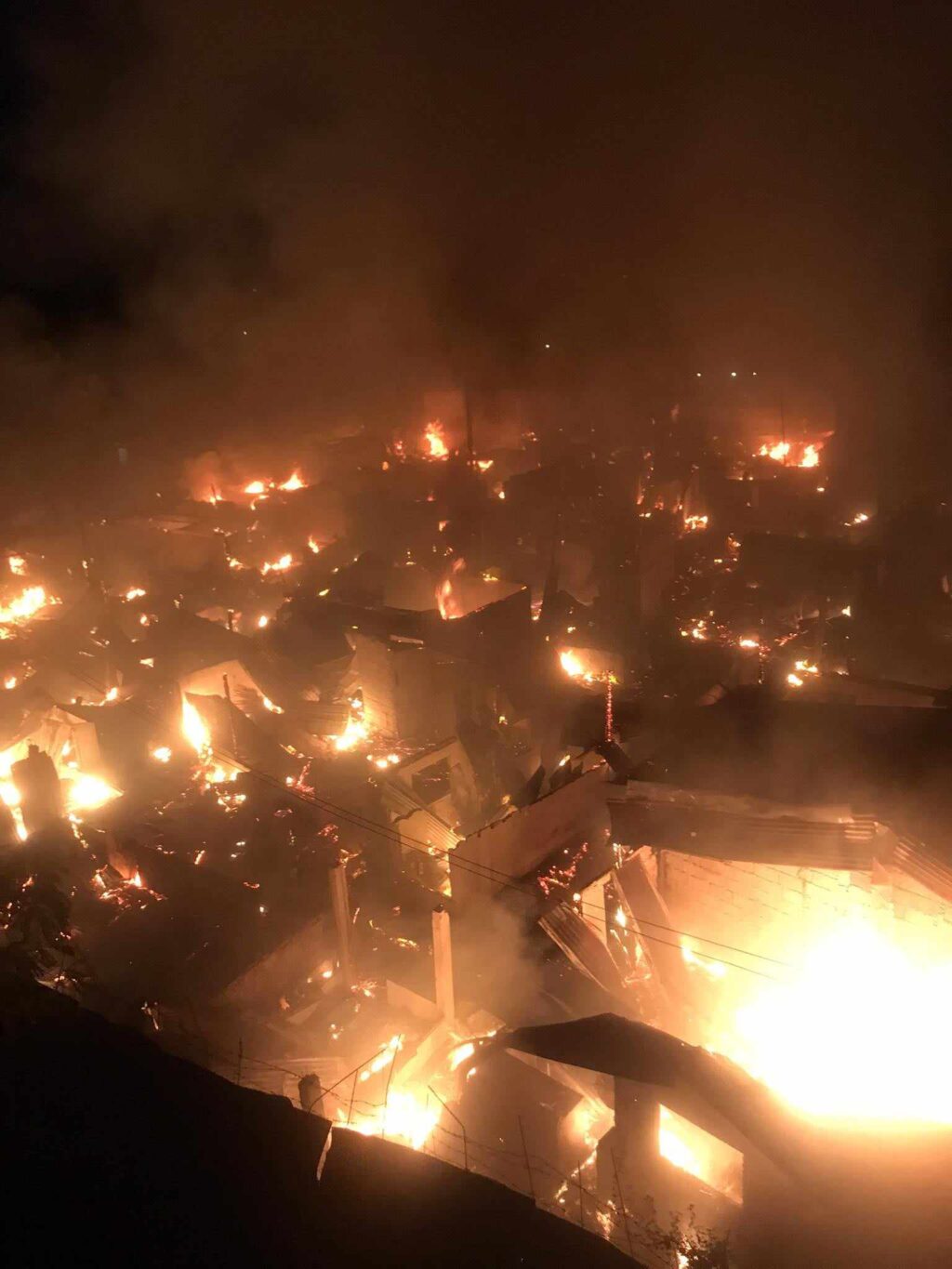 Minglanilla sitio hit by fire. This is the scene at the height of the fire at past 3 a.m. today, April 4 in Purok Mangga, Sitio Fatima Lipata, Barangay Linao, Minglanilla town in southern Cebu. | Contributed photo via Paul Lauro