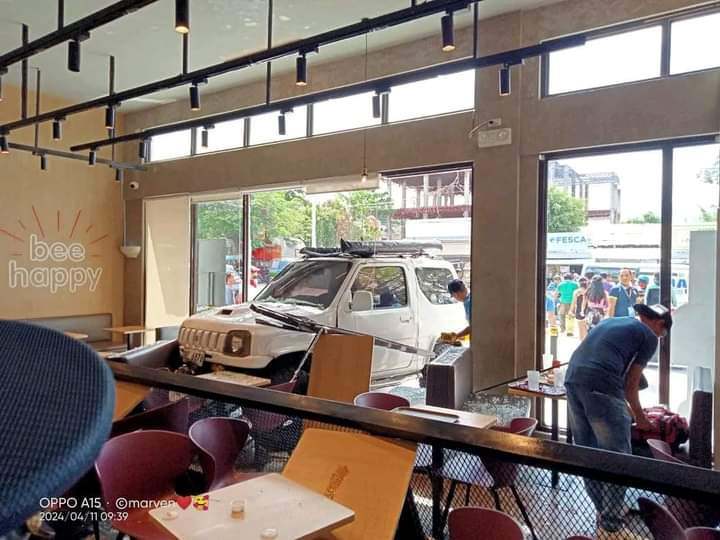 SUV rams into fastfood joint in Moalboal