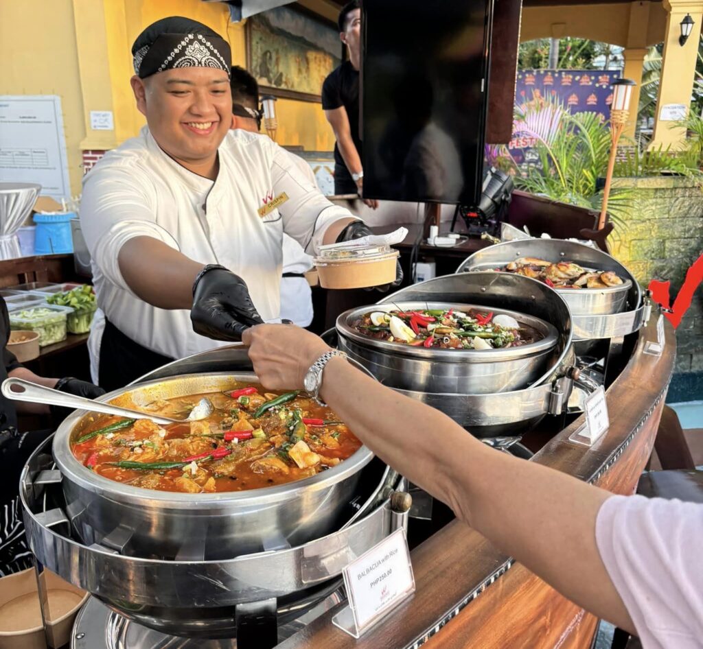 Nakatakdang tangkilikin ng isang customer ang kanyang rice bowl meal ng Humba de Ronda ng Waterfront Airport Hotel and Casino