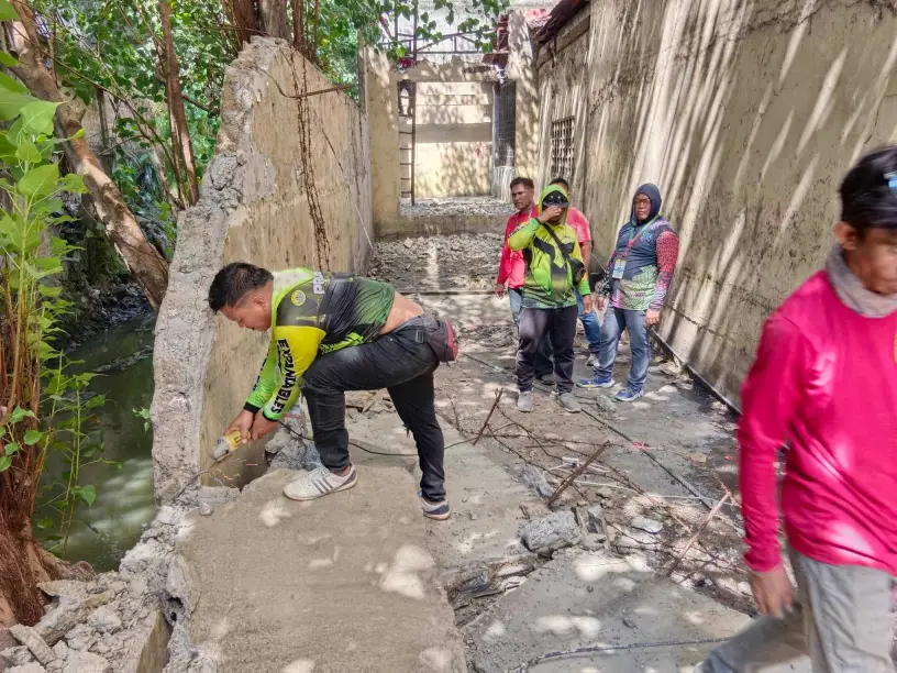 Cebu City Task Force: 4 big violators of easement law to be given final notices. Personnel of the Cebu City government clear a structure, which was built on a three-meter easement zone along the Estero de Parian, in this August 2023 photo. | Cebu City News and Information 