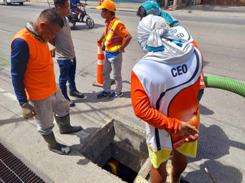 Personnel of the Mandaue City Engineering Office and the DPWH 6th District Engineering Office desilted and declogged manholes along A.S Fortuna St. in Mandaue City on Tuesday, May 21. 