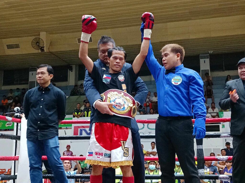 Saludar clinches WBO Oriental title in easy KO win. In photo is WBO Asia Pacific vice president and supervisor Leon Panoncillo awarding the WBO Oriental minimumweight title to Vic Saludar. | Glendale Rosal