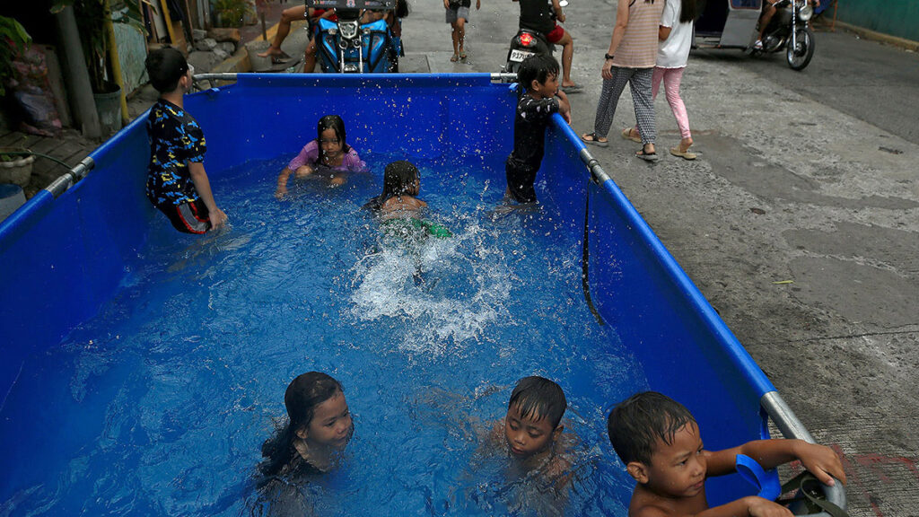DOH warning: Heat can kill, since January, 7 are dead. BEATING THE HEAT. Children at a neighborhood at Blumentritt Road in Manila cool off at an inflatable pool on Sunday. RICHARD A. REYES