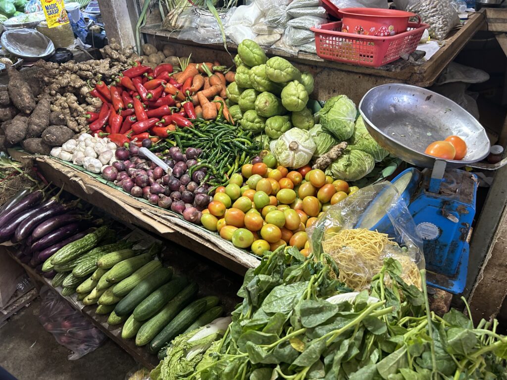 Affordable Nutrition: 10 local vegetables, their health benefits. Market Prices Cebu. Tomatoes, Chayote. and other vegetables are sold at the Carbon Public Market. | Nina Mae Oliverio