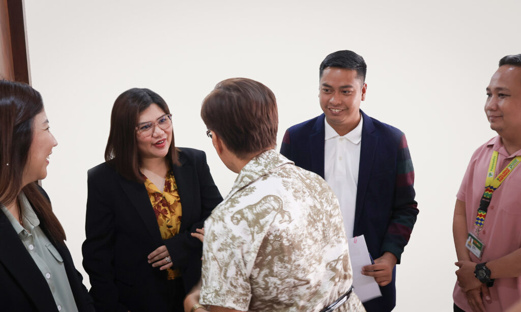 Lisa Lou Castro-Sabado, Palawan Group of Companies’ shakes hands with Naoimi Lyn Abellana the Regional Director of DOLE MIMAROPA