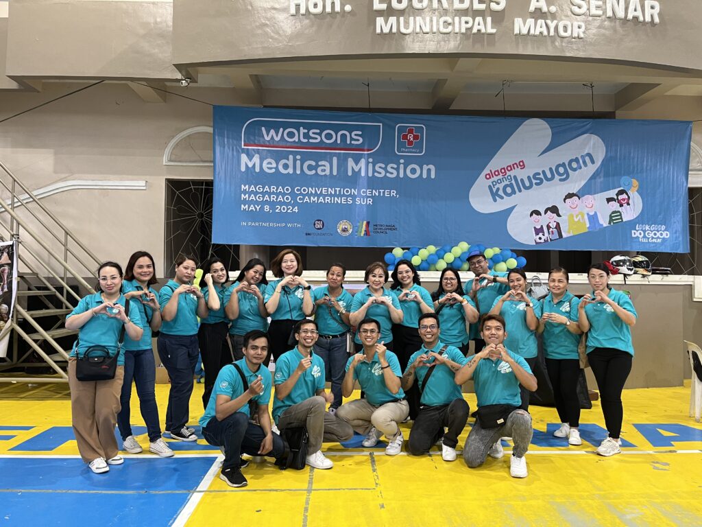 Watsons employees and mom volunteers gather at the Alagang Pangkalusugan Medical Mission in Camarines Sur 