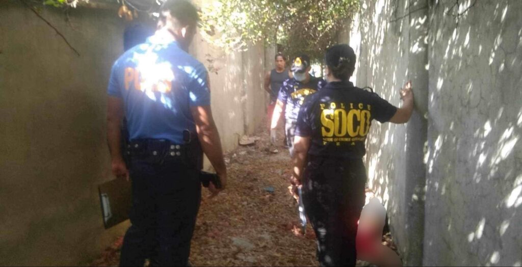 Cordova killing: Dead man with gunshot wound in head found. In photo are members of the Scene of the Crime Operatives (SOCO) processing the crime scene where a dead man with a gunshot wound in the head has been found at past 7 a.m. this morning. | Futch Anthony Inso