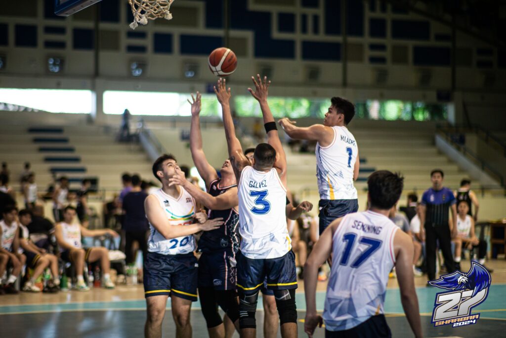 SHAABAA Season 27: Defending champ Batch 2013 starts hot. Batch 2013 and Batch 2014 players battle for a rebound. | SHAABAA photo