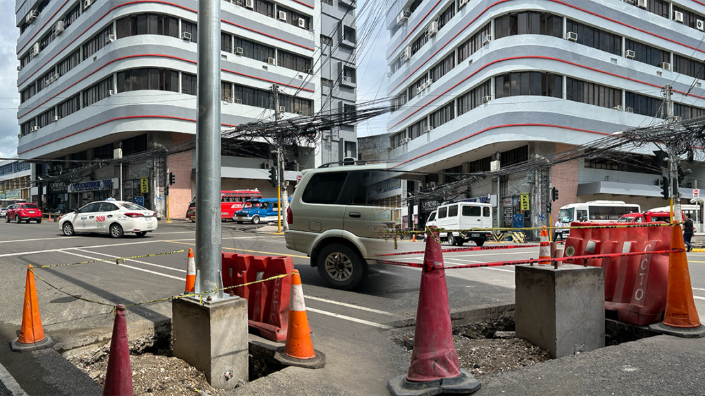 Cebu City street lights removed, to be reinstalled - CBRT exec. This is a before and after shot of the controversial streetlight. Lleft photo shows the streetlight before it was removed and right photo shows the streetlight being removed with what is left is only its base. | Dave Cuizon 