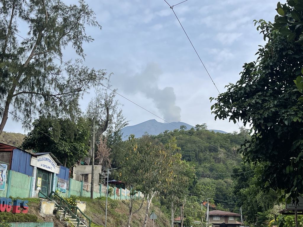 Kanlaon volcano update: Alert level 2 stays as 53 quakes logged. Mt. Kanlaon as seen from Barangay Masulog in La Castellana, Negros Occidental (Photo from INQUIRER Visayas Bureau)