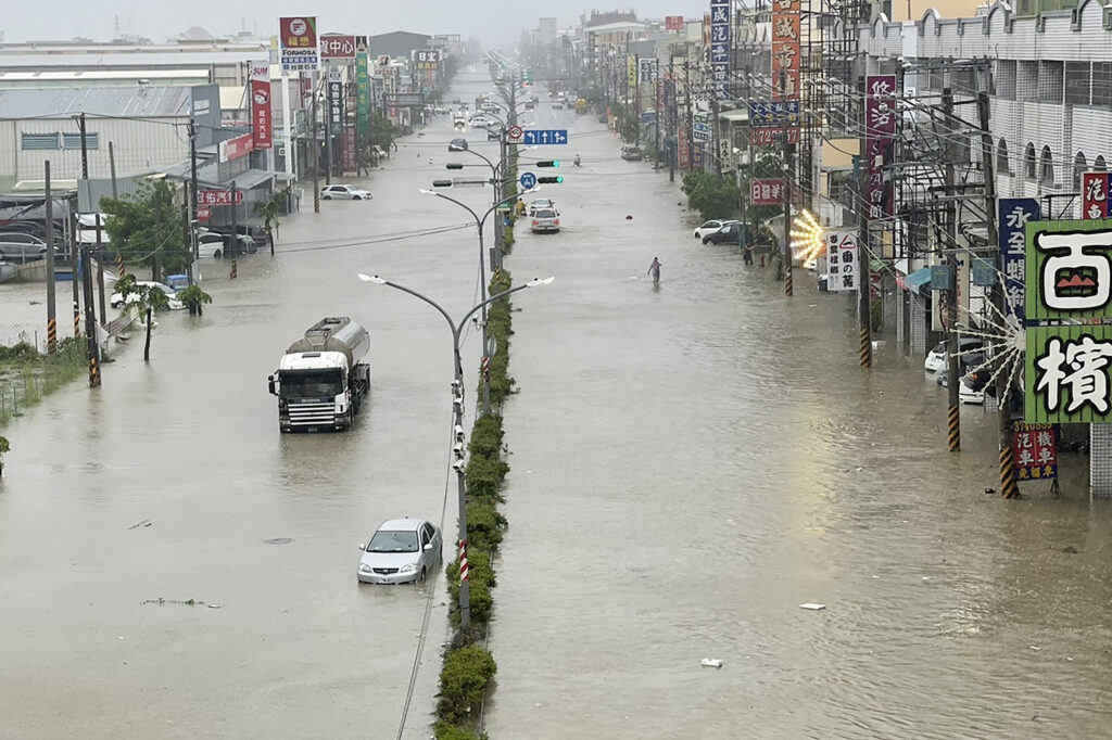 Taiwan: Deadly typhoon leaves 5 dead, 6 missing as ship sinks in storm. People and vehicles wade through the water along a street that was flooded by Typhoon Gaemi in Kaohsiung on July 25, 2024. The typhoon -- the strongest to hit Taiwan in eight years -- had already forced authorities on the island to close schools and offices, suspend the stock market and evacuate thousands of people. (Photo by Johnson LIU / AFP)