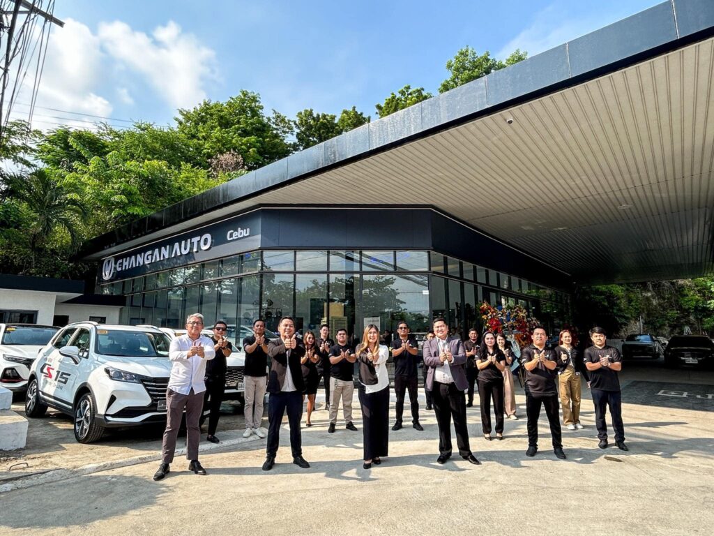 Facade of the new Changan Auto showroom with key executives