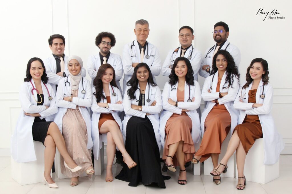 Malaysian, 70 years old, Cebu university's oldest medical graduate. Toh Hong Keng with his classmates in SWU PHINMA | Courtesy of Toh Hong Keng