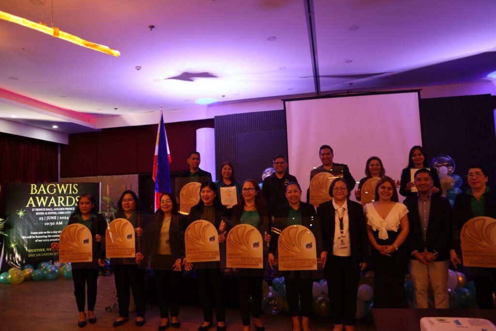 (front row, from left to right) Antonia Luisa Estrada, Department Store Manager, Metro Mandaue; GretelGuardiario, Hypermarket Manager, Super Metro Lapulapu; Genevive Quiñones, Supermarket Manager,
Super Metro Lapulapu; Donna Romana Acopio, Supermarket Manager, Metro Supermarket Banilad;
Laura Canoy, Hypermarket Manager, Super Metro Carcar; Rosalina Ayag, Supermarket Manager, Metro
Supermarket Mactan; Rose Mae Quiñanola, Provincial Director, Department of Trade and Industry Cebu;
Industry Partner representative; Carl Cabusas II, Vice President of External Affairs, Talisay City Chamber
of Commerce and Industry; Rowena Alipuyo, Supermarket Manager, Metro Mandaue; (back row, from left
to right) Eric Fermo, Supermarket Manager, Metro Supermarket Carmen; Fidela Villamor, Area Manager,
North Cebu; Jay Fernandez, Vice President-Ways and Means, Philippine Retailers Association; Kenneth
Cancino, Hypermarket Manager, Super Metro Bogo; May Sadwarny Sasedor, Area Manager, South

Cebu; and Rona Alvarez, Store Operations Excellence Manager