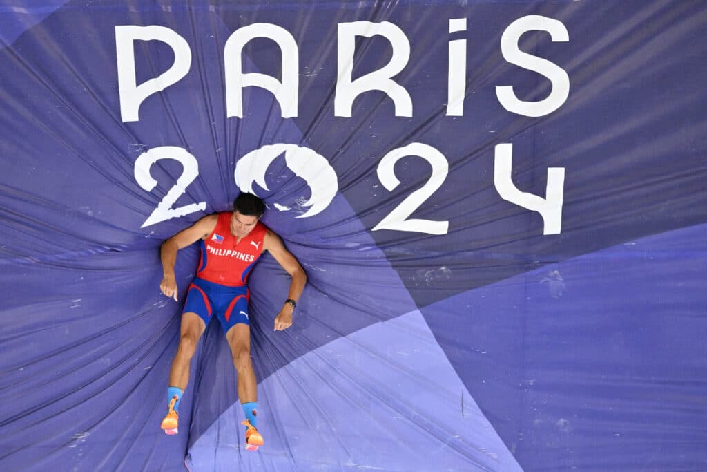 Paris Olympics: Duplantis breaks pole vault record, retains title. Philippines' Ernest John Obiena competes in the men's pole vault final of the athletics event at the Paris 2024 Olympic Games at Stade de France in Saint-Denis, north of Paris, on August 5, 2024. (Photo by Antonin THUILLIER / AFP)