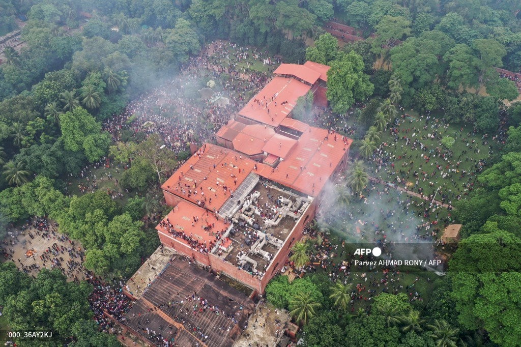 Bangladesh: Military takes control after ruler Hasina flees. An aerial view shows anti-government protestors storming Bangladesh's ousted Prime Minister Sheikh Hasina's palace in Dhaka on August 5, 2024. Bangladesh's military was in control of the country on August 6, after mass protests forced longtime ruler Sheikh Hasina to resign and flee. (Photo by Parvez AHMAD RONY / AFP)