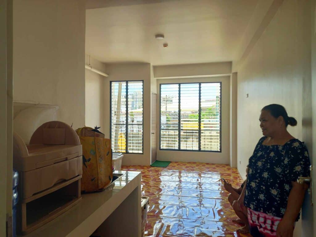 Fire victims start to occupy Mandaue's urban poor condominium