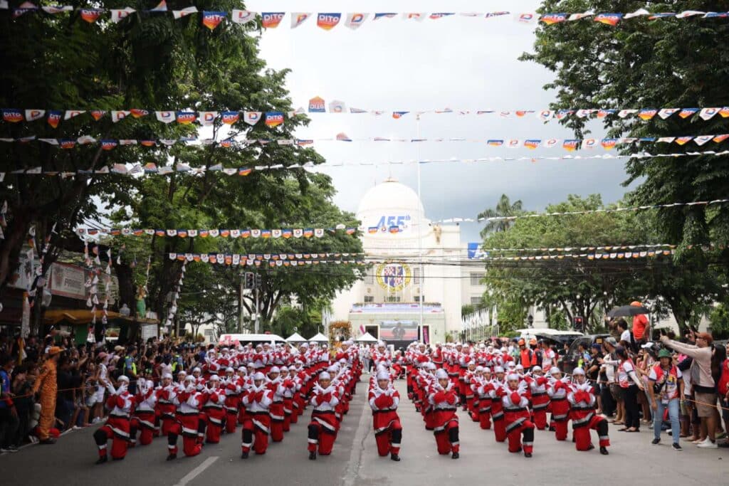 Pasigarbo performers in front capitol