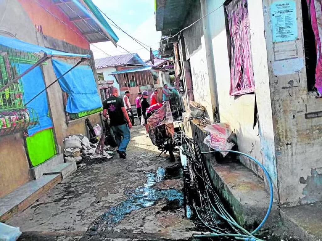 Dengue surge: Iloilo, Calbayog under state of calamity: In photo are disaster response teams and personnel from village councils in Calbayog City conducting regular community cleanup drives to search and destroy breeding sites of mosquitoes and address the rising number of dengue cases in the city. —PHOTO COURTESY OF SANGGUNIANG KABATAAN OF BARANGAY CARMEN