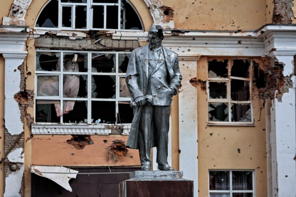 Ukraine: We struck 2nd key bridge in Russia’s Kursk region. In photo is a damaged statue of the founder of the Soviet Union Vladimir Lenin is seen in the Ukrainian-controlled Russian town of Sudzha, Kursk region, amid the Russian invasion in Ukraine. This photograph was taken on August 16, 2024, during a media tour organized by Ukraine. | Photo by Yan DOBRONOSOV / AFP