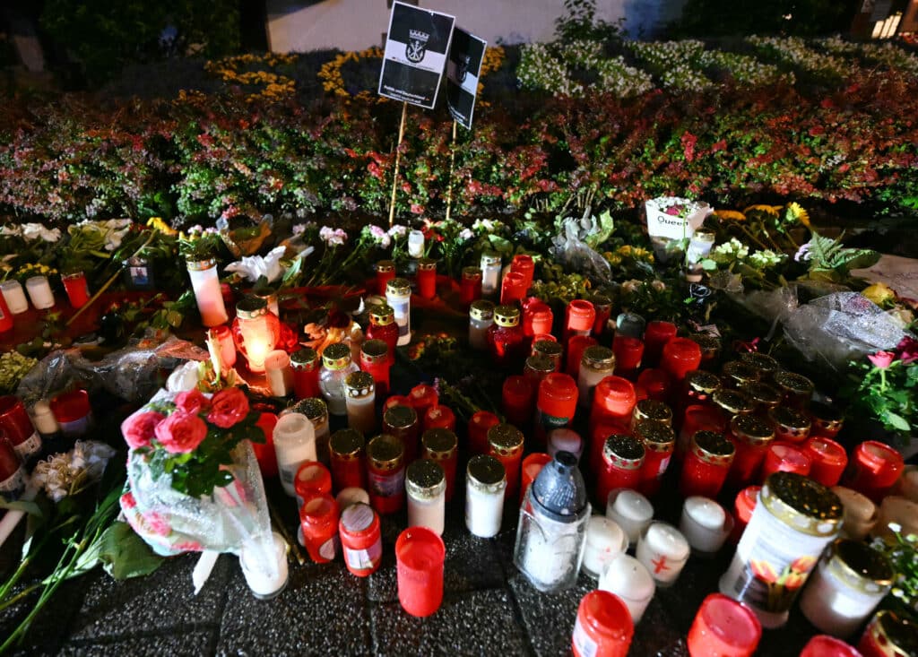 Germany deadly knife attack: IS group claims responsibility. In photo are candles and flowers pictured on late August 24, 2024 near the area where three people were killed and several injured during a knife attack during a city festival in Solingen on late August 23, 2024. | Photo by INA FASSBENDER / AFP