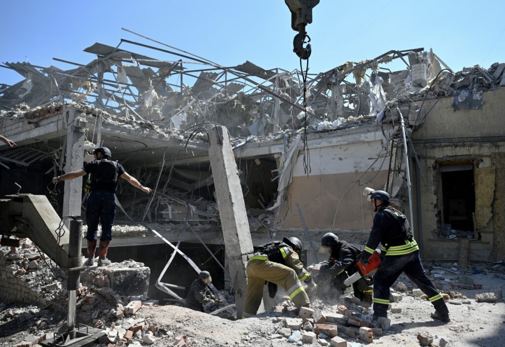 Ukraine: Reuters team member killed in missile strike on hotel. In photo are Ukrainian emergency services carrying out a search and rescue operation among the rubble of a destroyed hotel after a strike in the town of Kramatorsk, Donetsk region on August 25, 2024. | Photo by Genya SAVILOV / AFP