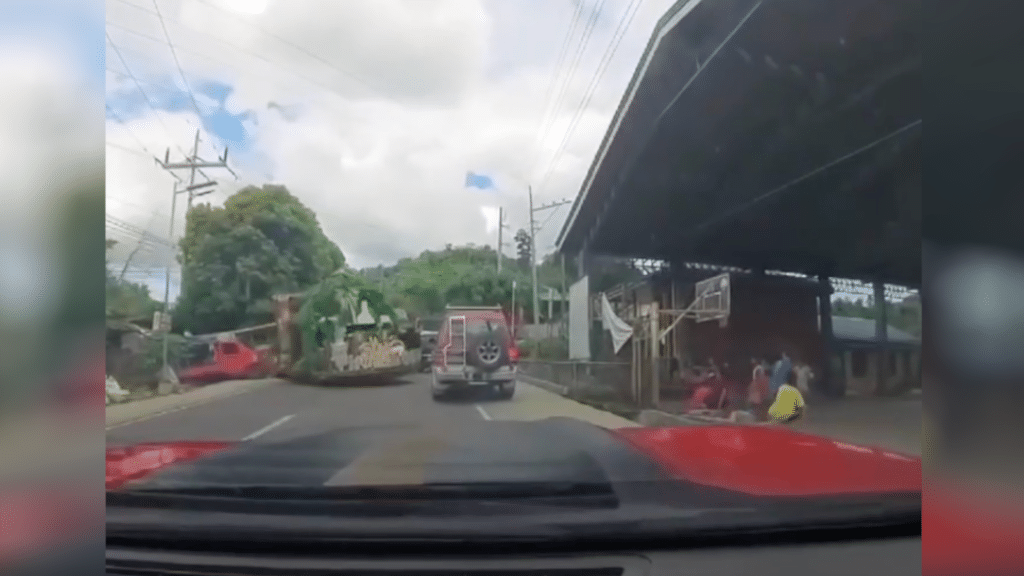 Truck carrying Pasigarbo props involved in 6-vehicle crash. In photo is a screengrab from a cam video of a netizen, whose vehicle was among the 6 involved in a smashup in the area. | Screengrab from netizen video 