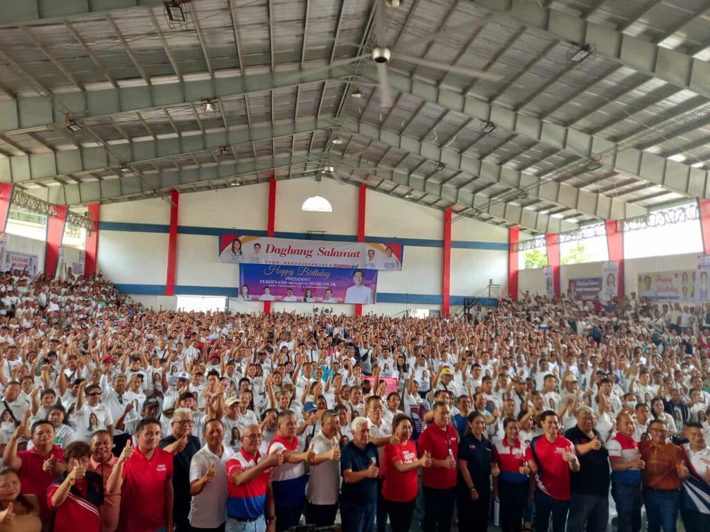 Mandaue: P10M cash aid given to 2,000 beneficiaries. In photo is the distribution of P5,000 assistance for almost 2,000 barangay workers, salesperson, cashiers, baggers, janitors, and security guards in Mandaue City on Sept. 13.| Mary Rose Sagarino